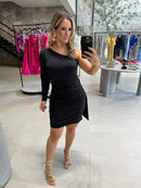 Vestido curto um ombro manga longa